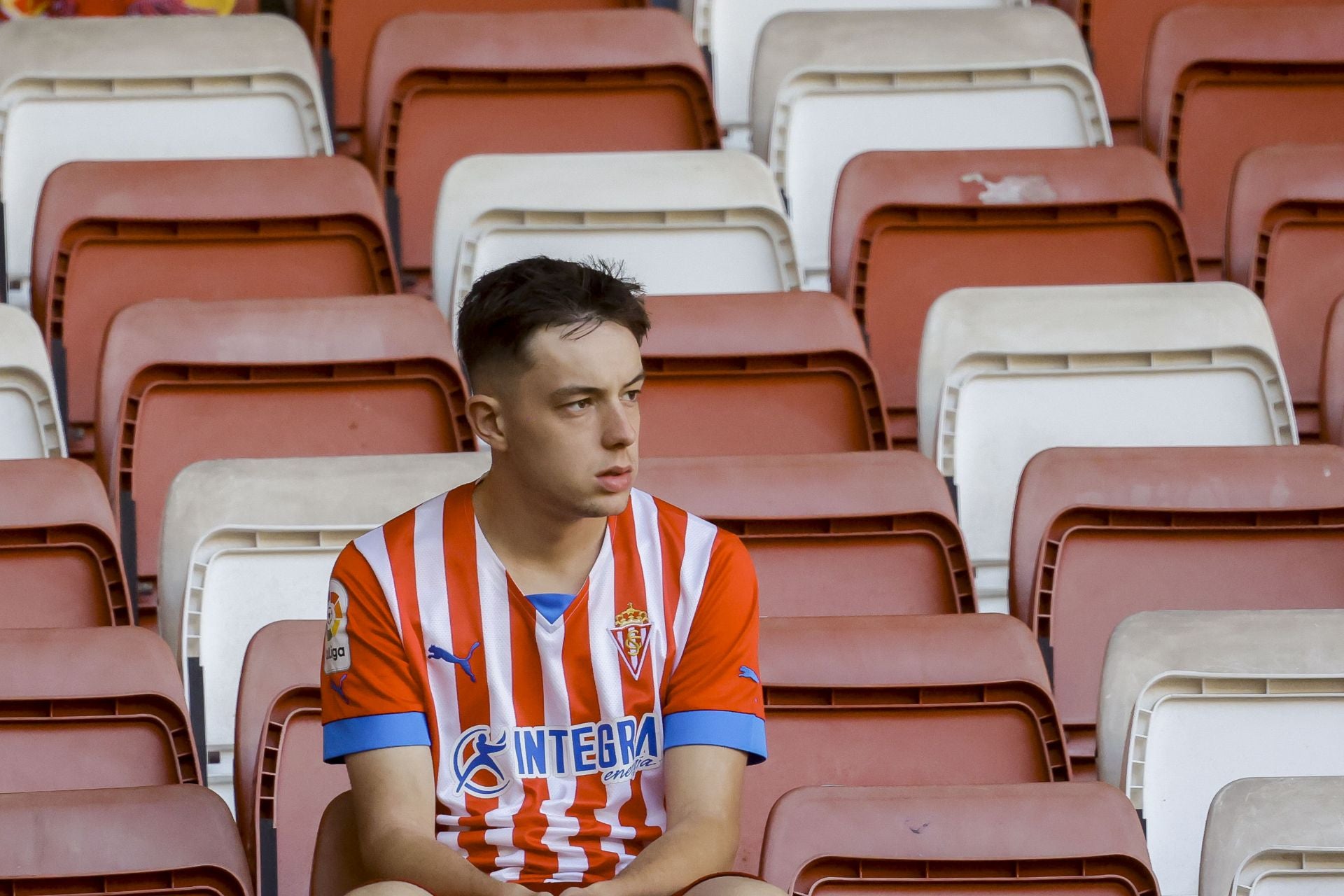 ¿Estuviste viendo el Sporting de Gijón - Racing de Santander? ¡Búscate en las fotos de El Molinón!