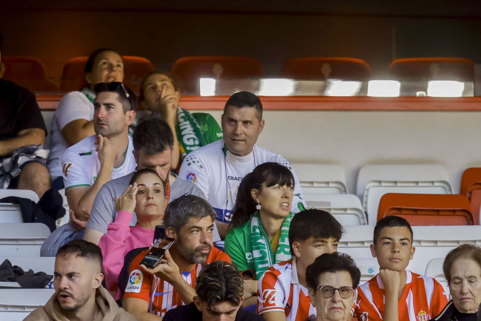 ¿Estuviste viendo el Sporting de Gijón - Racing de Santander? ¡Búscate en las fotos de El Molinón!