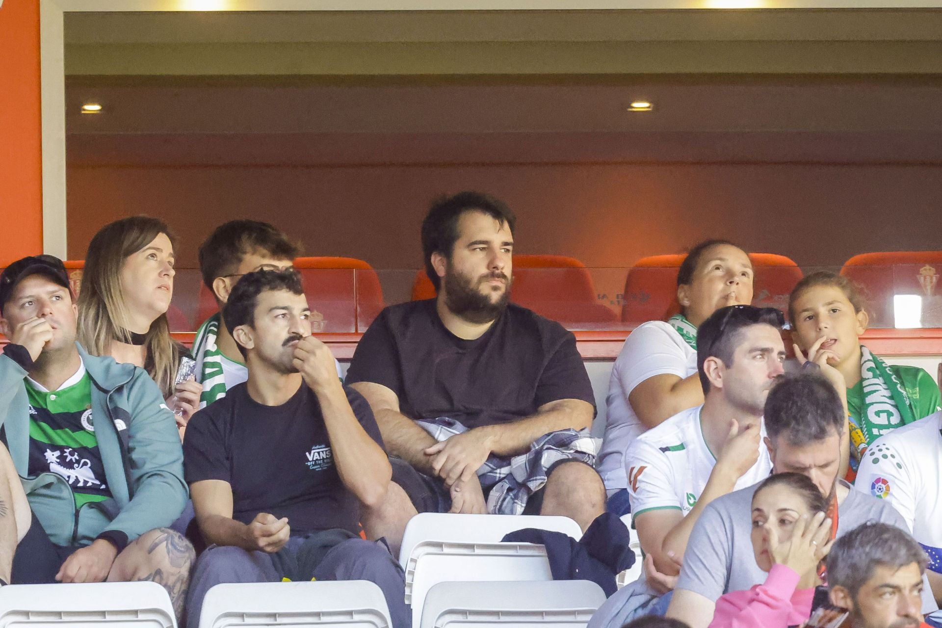 ¿Estuviste viendo el Sporting de Gijón - Racing de Santander? ¡Búscate en las fotos de El Molinón!