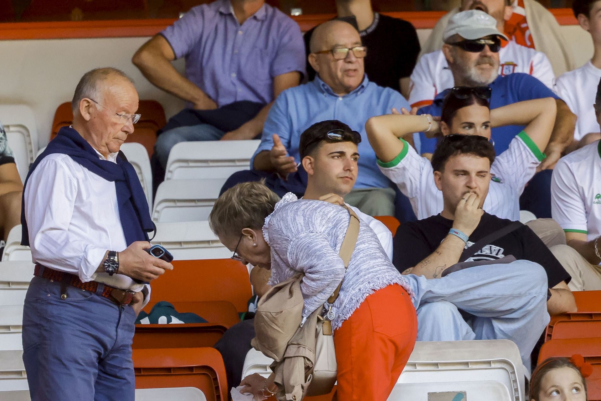 ¿Estuviste viendo el Sporting de Gijón - Racing de Santander? ¡Búscate en las fotos de El Molinón!