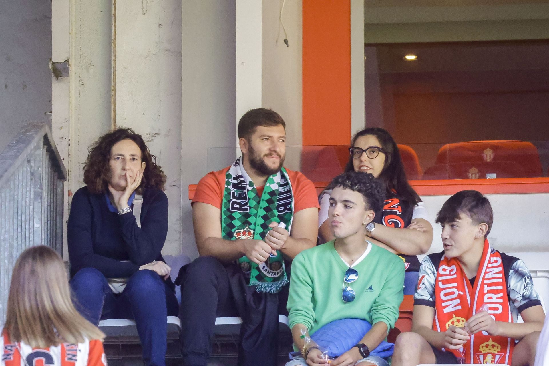 ¿Estuviste viendo el Sporting de Gijón - Racing de Santander? ¡Búscate en las fotos de El Molinón!