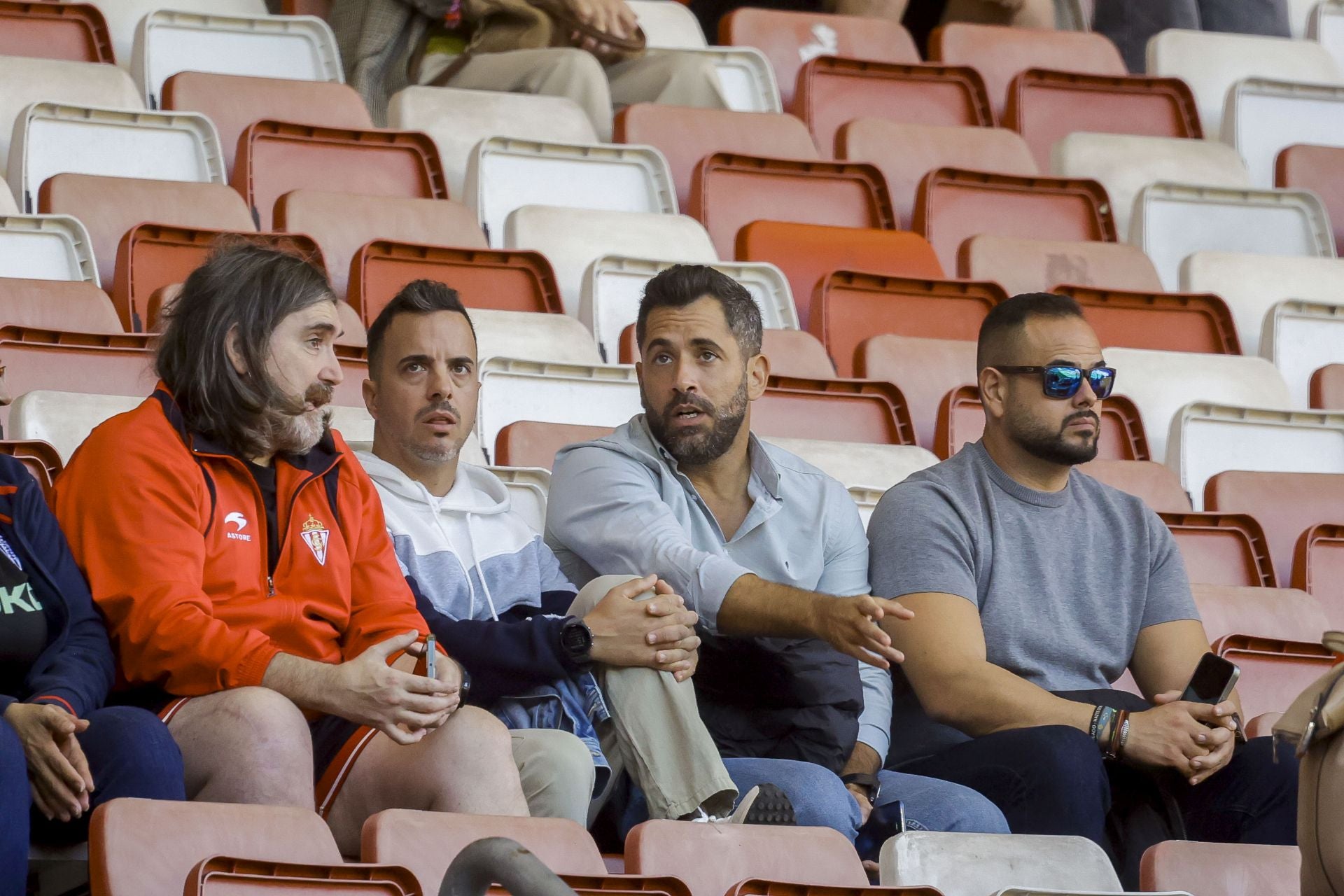 ¿Estuviste viendo el Sporting de Gijón - Racing de Santander? ¡Búscate en las fotos de El Molinón!