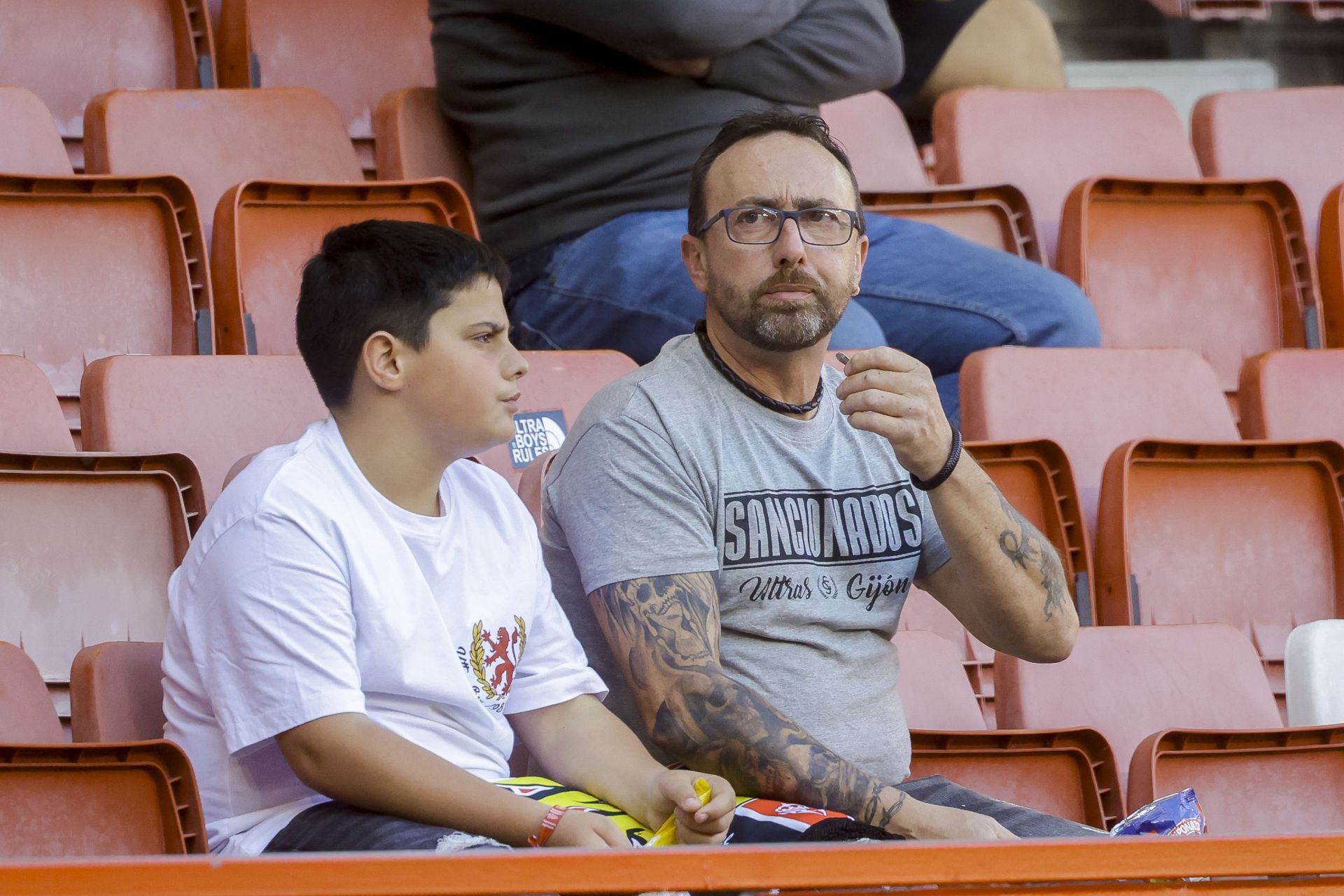 ¿Estuviste viendo el Sporting de Gijón - Racing de Santander? ¡Búscate en las fotos de El Molinón!
