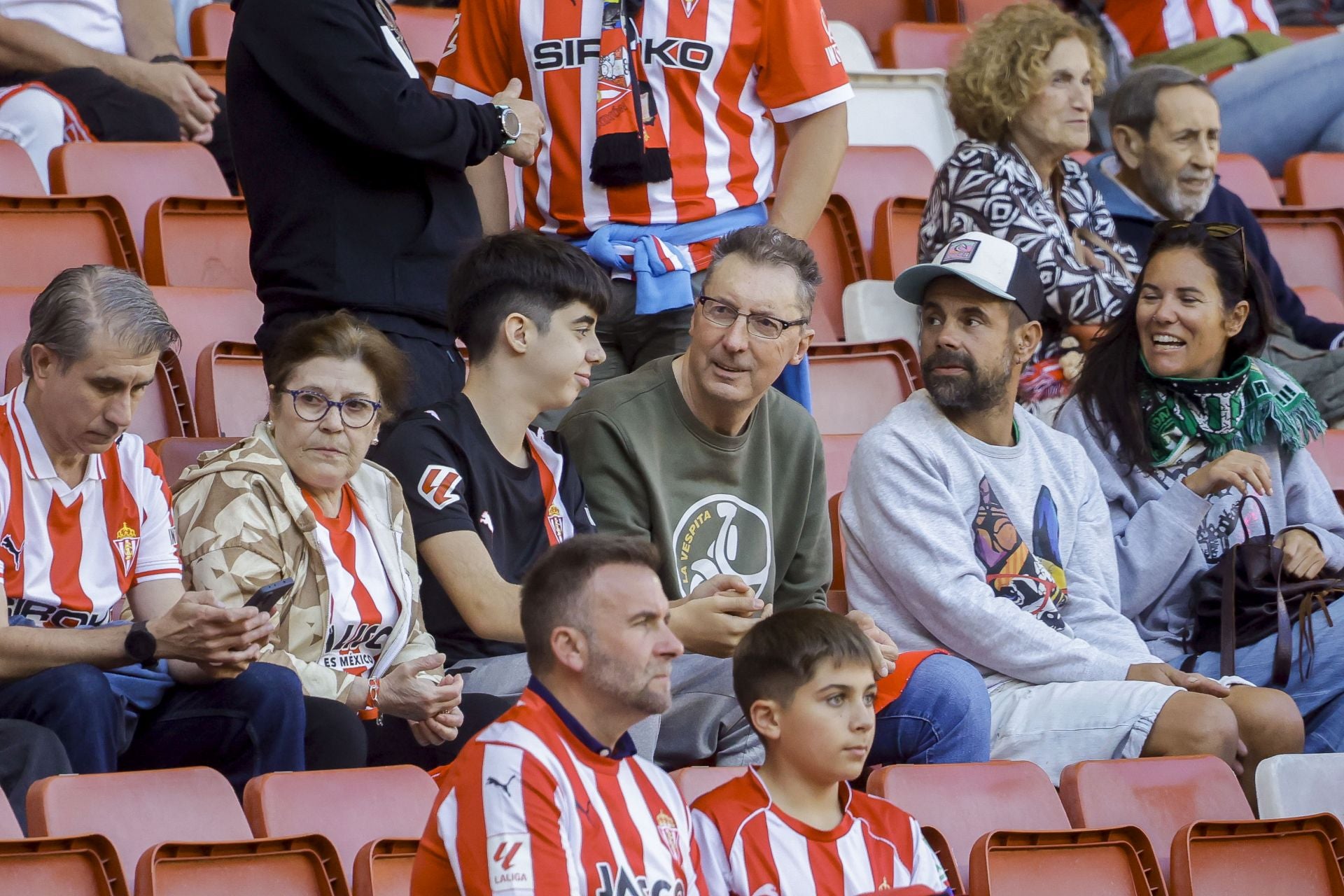 ¿Estuviste viendo el Sporting de Gijón - Racing de Santander? ¡Búscate en las fotos de El Molinón!