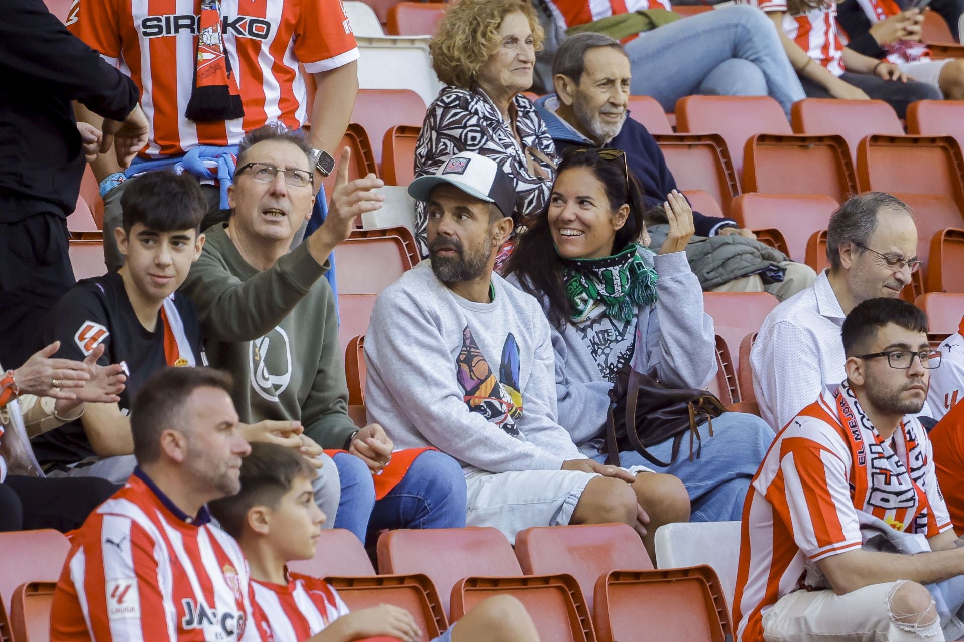¿Estuviste viendo el Sporting de Gijón - Racing de Santander? ¡Búscate en las fotos de El Molinón!