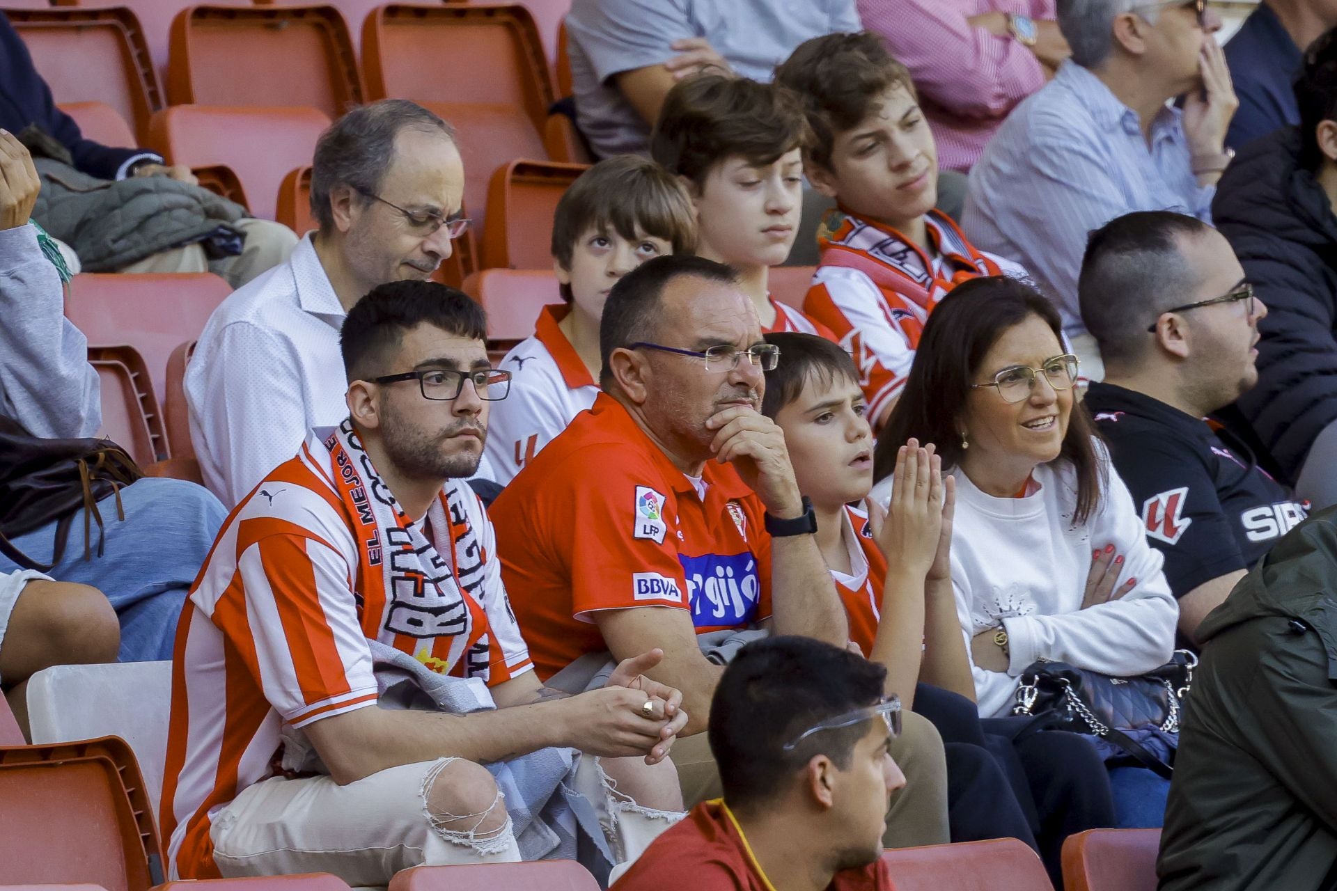¿Estuviste viendo el Sporting de Gijón - Racing de Santander? ¡Búscate en las fotos de El Molinón!