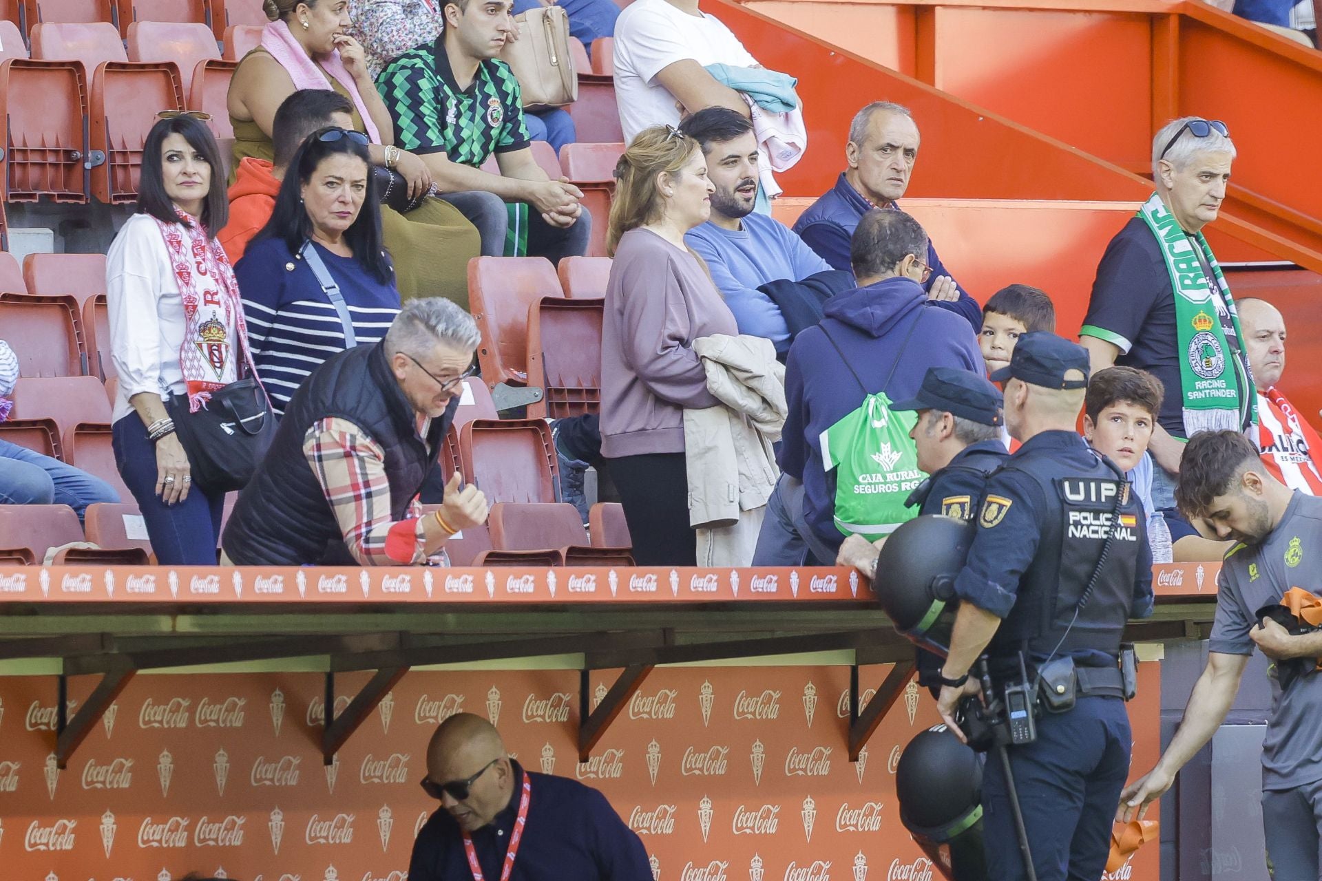 ¿Estuviste viendo el Sporting de Gijón - Racing de Santander? ¡Búscate en las fotos de El Molinón!
