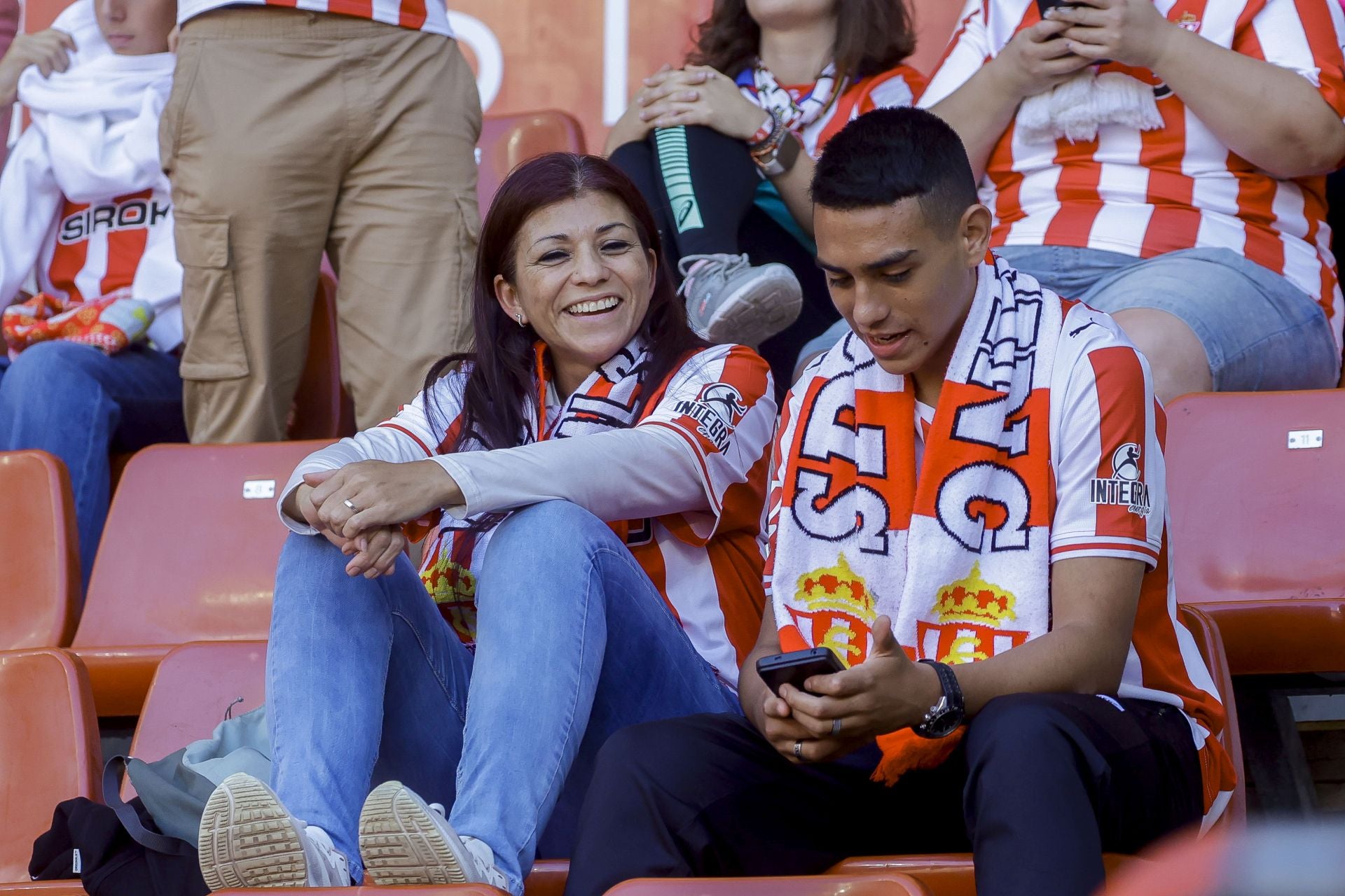 ¿Estuviste viendo el Sporting de Gijón - Racing de Santander? ¡Búscate en las fotos de El Molinón!