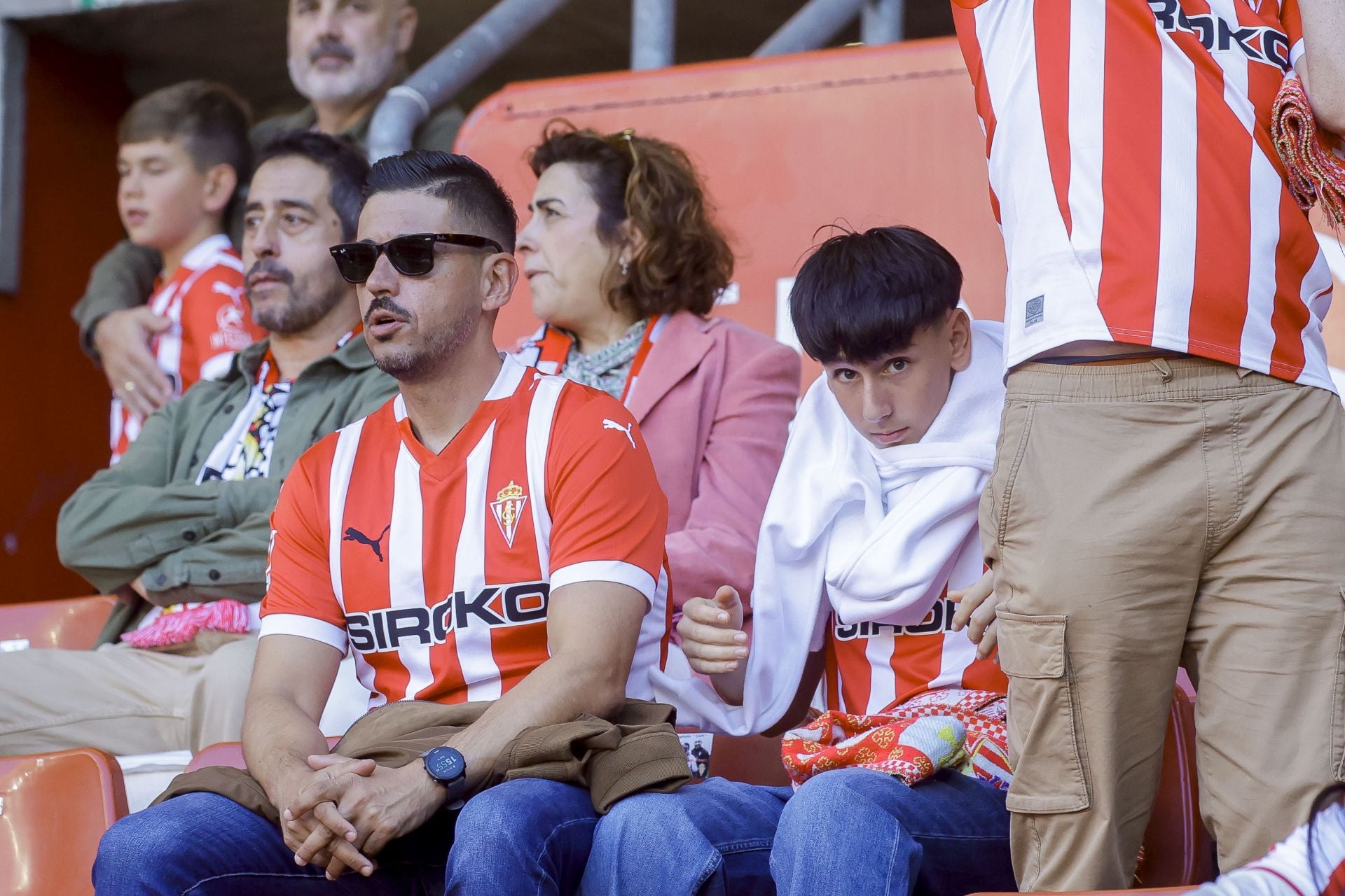 ¿Estuviste viendo el Sporting de Gijón - Racing de Santander? ¡Búscate en las fotos de El Molinón!