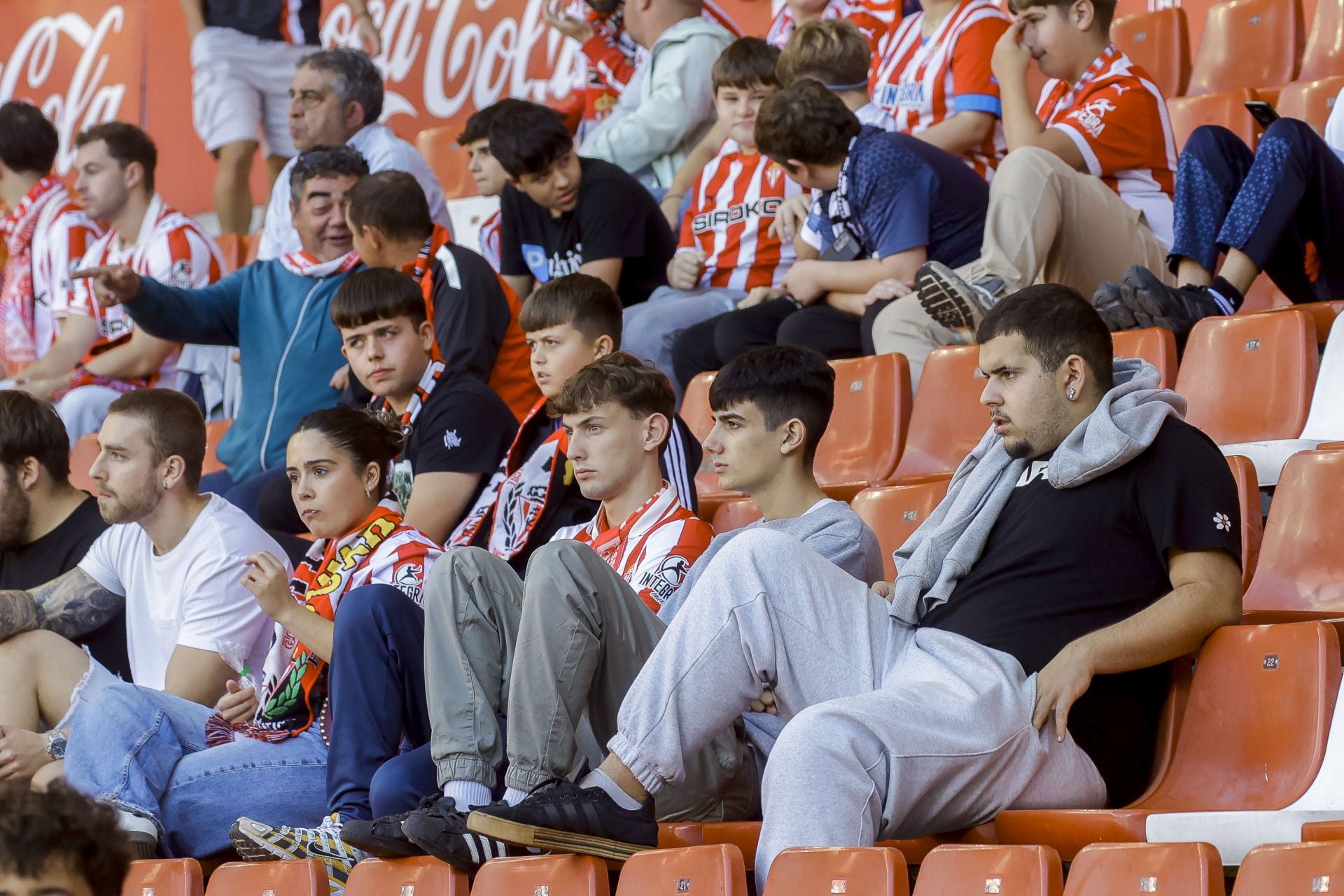 ¿Estuviste viendo el Sporting de Gijón - Racing de Santander? ¡Búscate en las fotos de El Molinón!