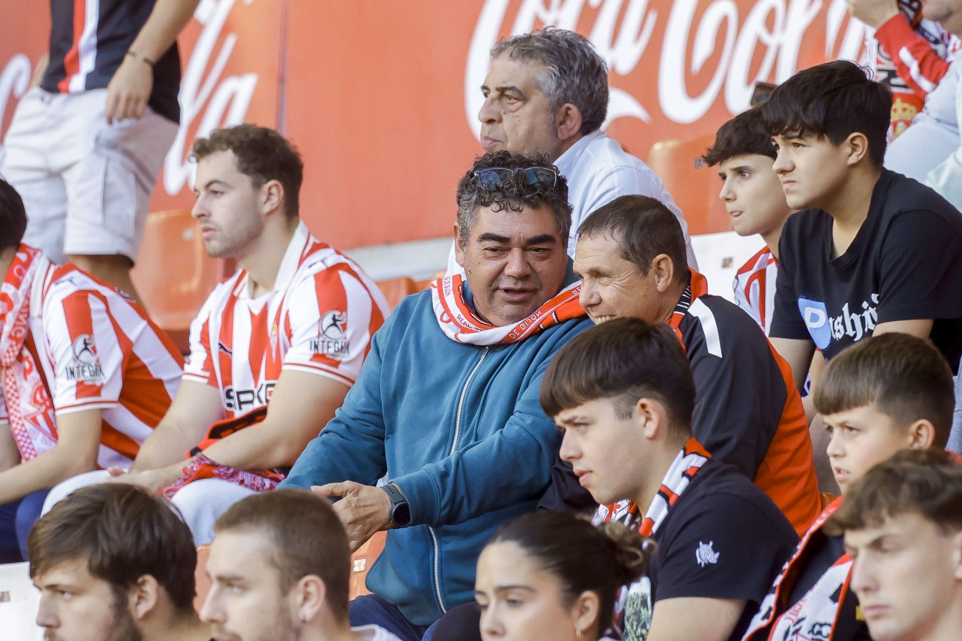 ¿Estuviste viendo el Sporting de Gijón - Racing de Santander? ¡Búscate en las fotos de El Molinón!