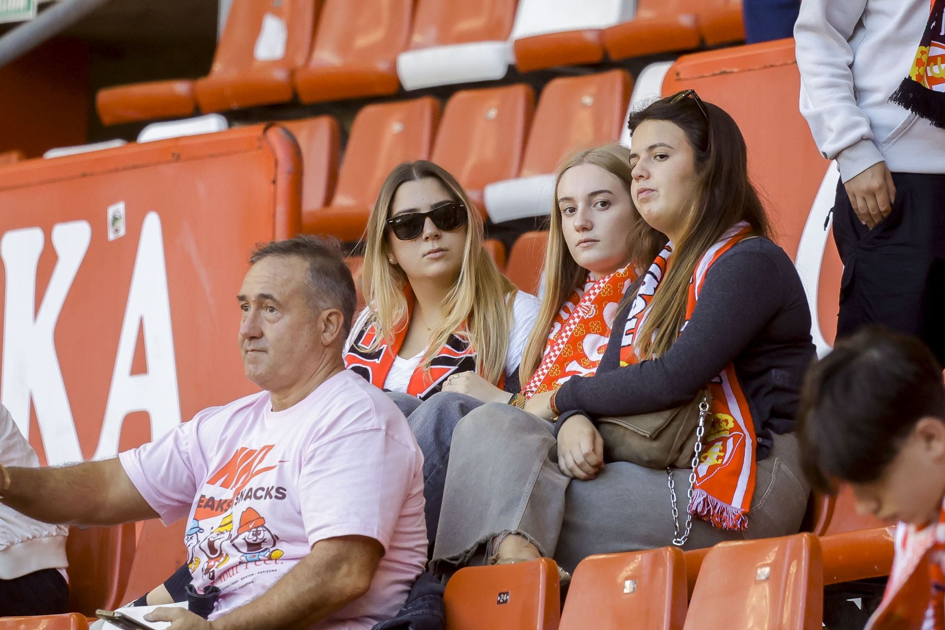 ¿Estuviste viendo el Sporting de Gijón - Racing de Santander? ¡Búscate en las fotos de El Molinón!