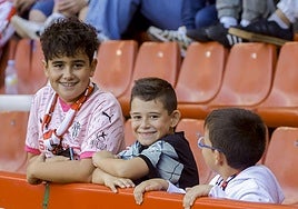 ¿Estuviste viendo el Sporting de Gijón - Racing de Santander? ¡Búscate en las fotos de El Molinón!