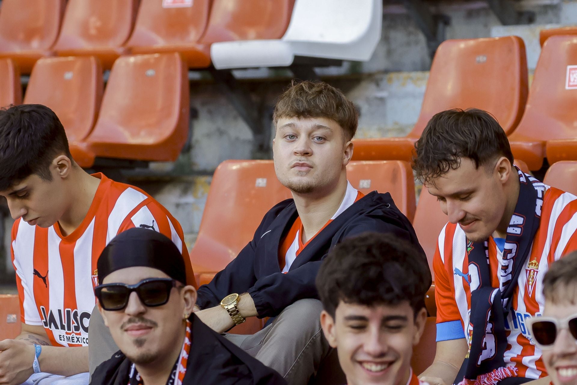 ¿Estuviste viendo el Sporting de Gijón - Racing de Santander? ¡Búscate en las fotos de El Molinón!