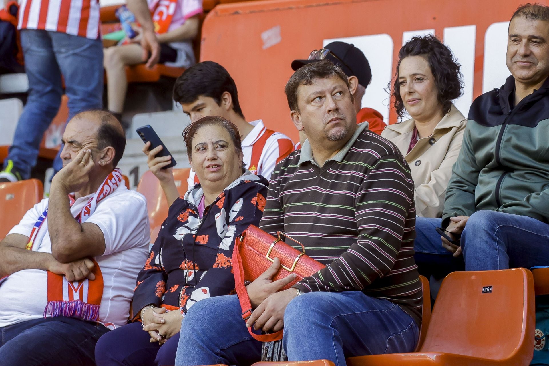 ¿Estuviste viendo el Sporting de Gijón - Racing de Santander? ¡Búscate en las fotos de El Molinón!