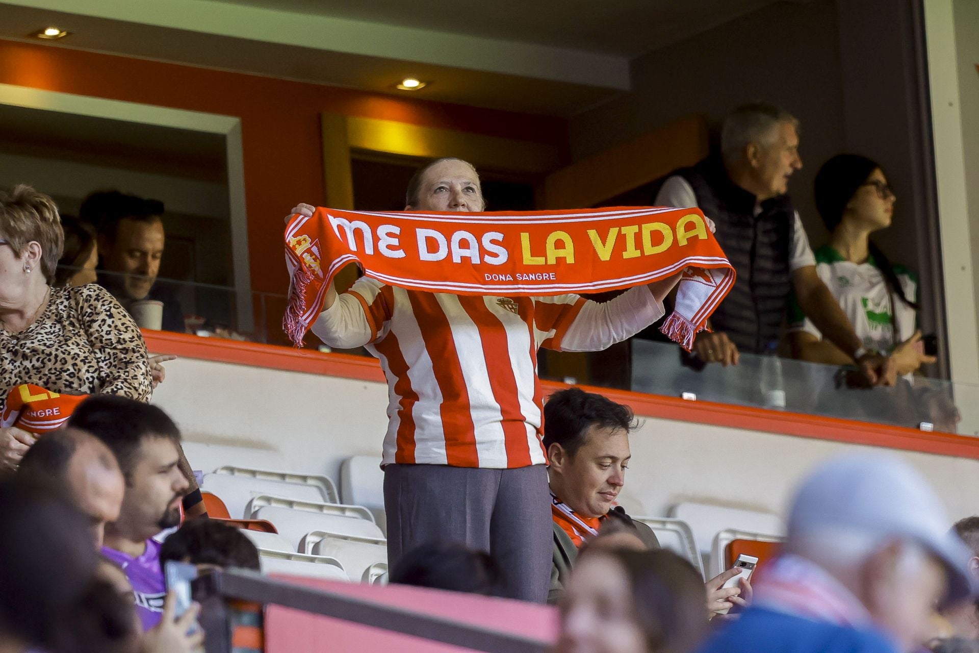 ¿Estuviste viendo el Sporting de Gijón - Racing de Santander? ¡Búscate en las fotos de El Molinón!