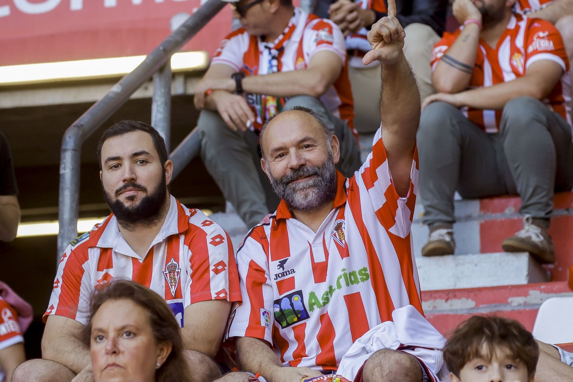 ¿Estuviste viendo el Sporting de Gijón - Racing de Santander? ¡Búscate en las fotos de El Molinón!