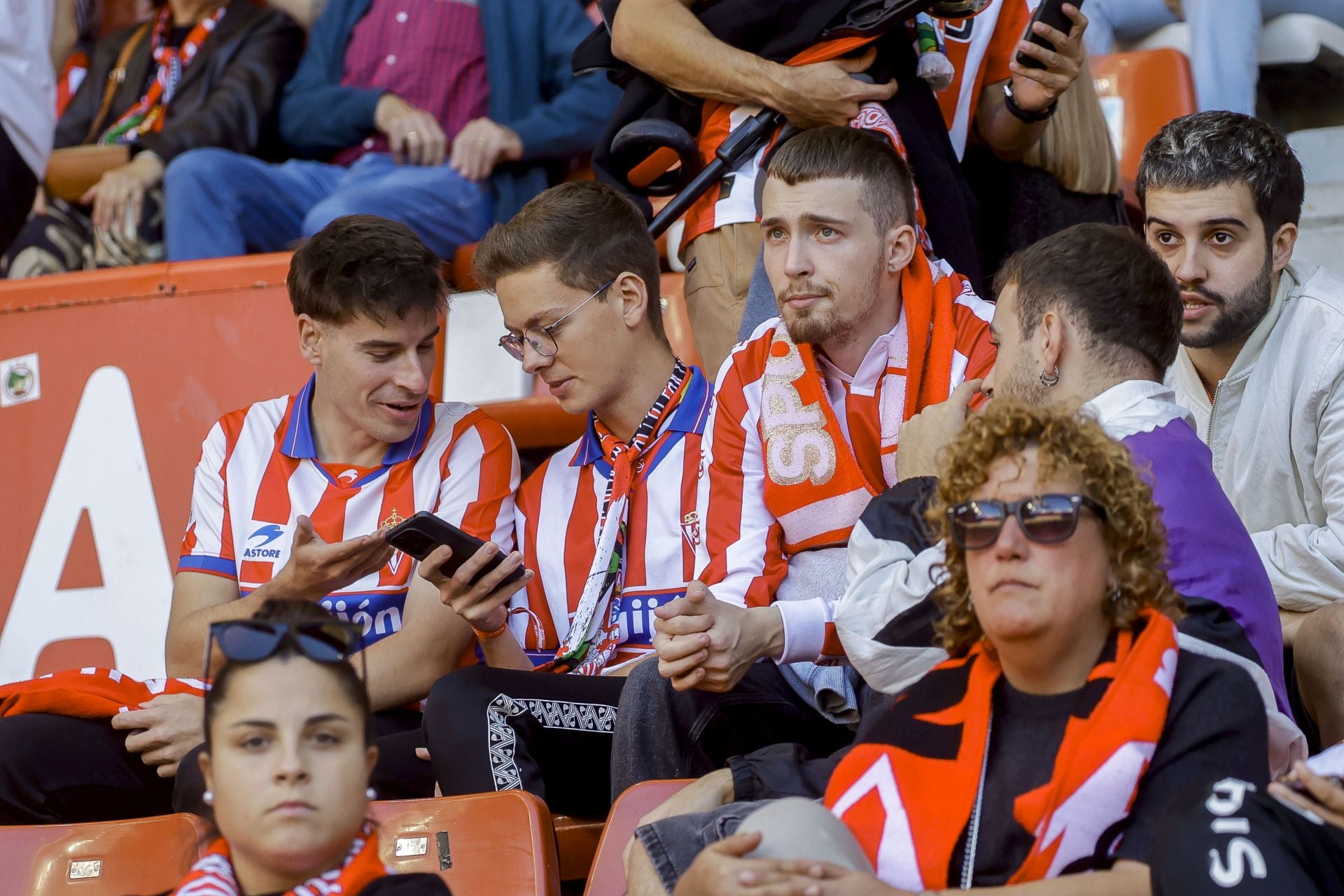 ¿Estuviste viendo el Sporting de Gijón - Racing de Santander? ¡Búscate en las fotos de El Molinón!
