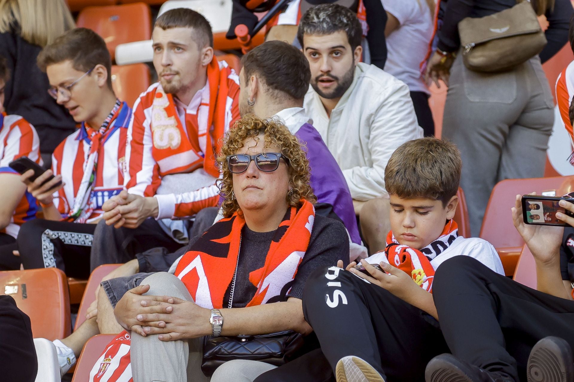 ¿Estuviste viendo el Sporting de Gijón - Racing de Santander? ¡Búscate en las fotos de El Molinón!