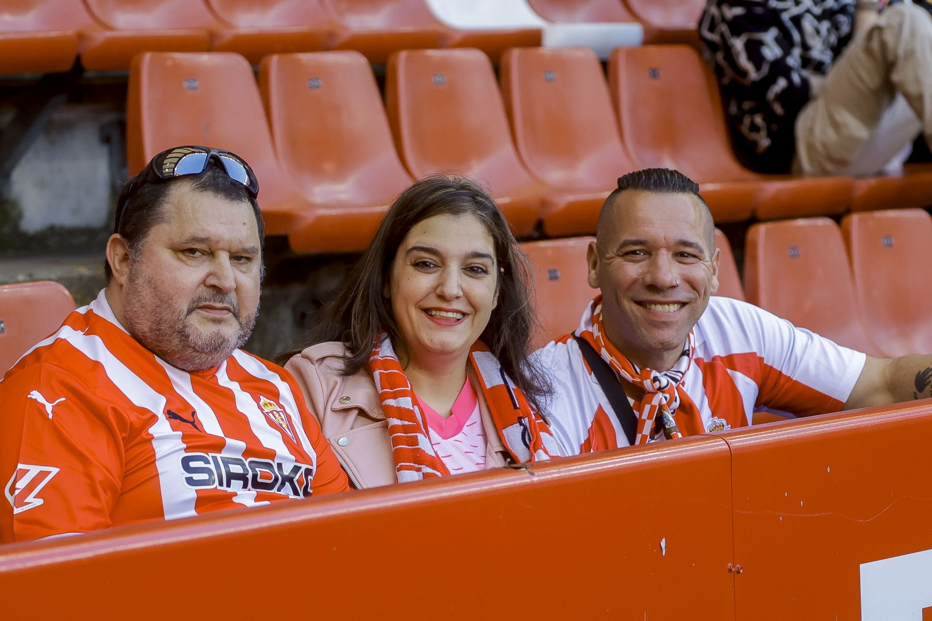 ¿Estuviste viendo el Sporting de Gijón - Racing de Santander? ¡Búscate en las fotos de El Molinón!