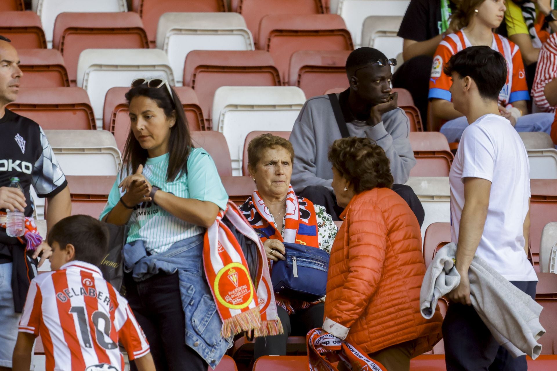 ¿Estuviste viendo el Sporting de Gijón - Racing de Santander? ¡Búscate en las fotos de El Molinón!