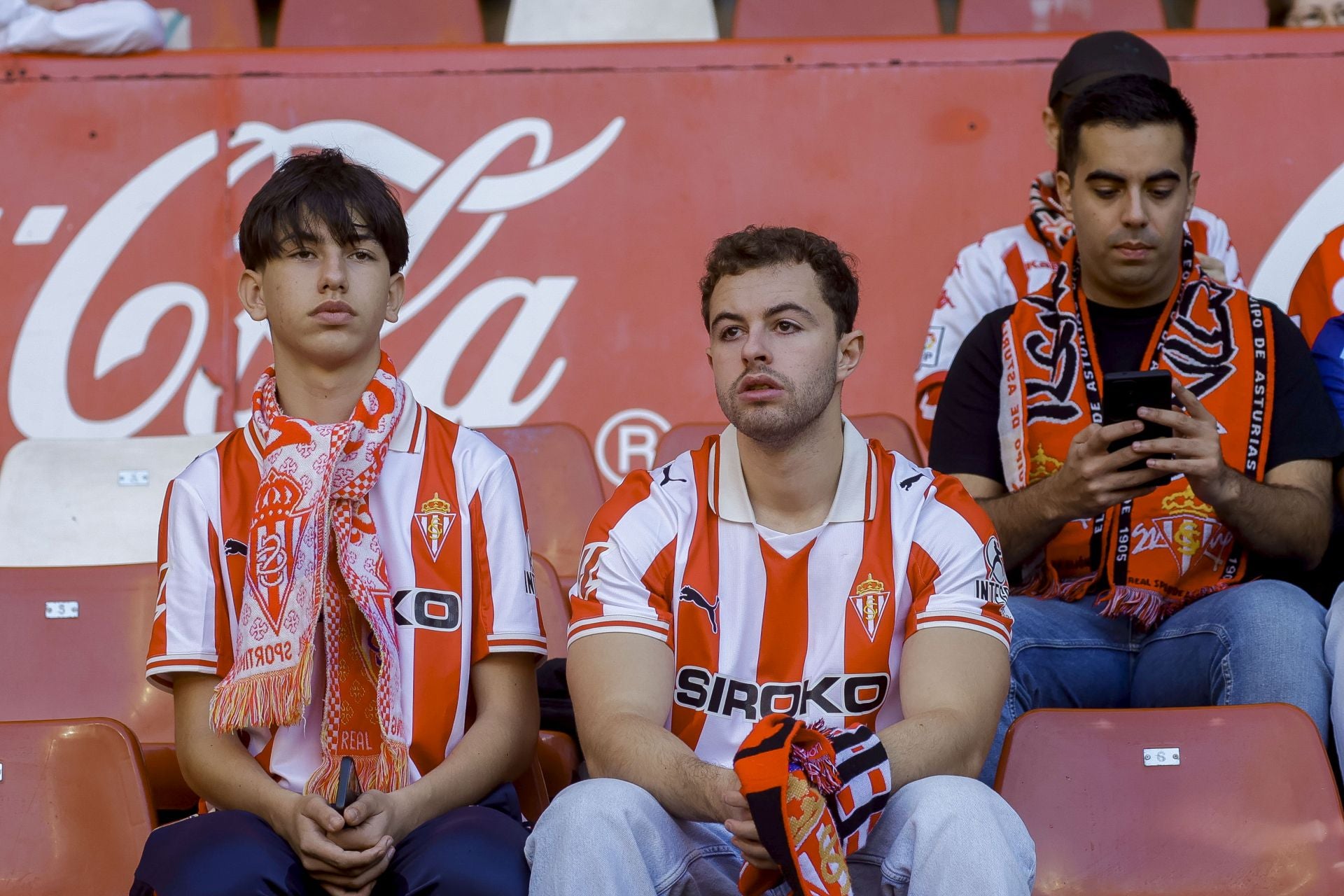 ¿Estuviste viendo el Sporting de Gijón - Racing de Santander? ¡Búscate en las fotos de El Molinón!