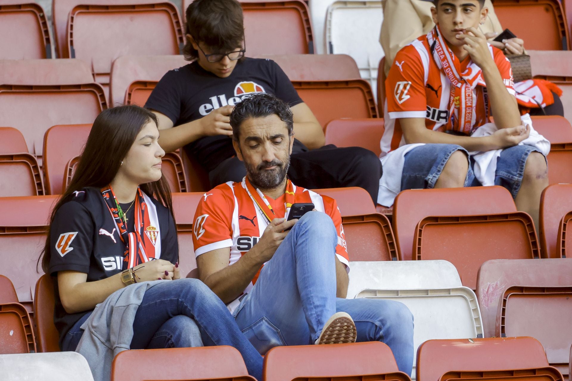 ¿Estuviste viendo el Sporting de Gijón - Racing de Santander? ¡Búscate en las fotos de El Molinón!