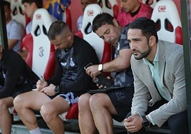 Dani Vidal, a la derecha, antes del comienzo del partido.