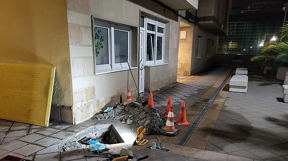 La EMA interviene de urgencia por la fuga de agua dentro de un edificio de Gijón