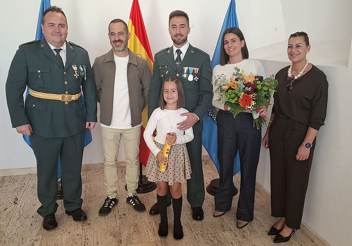 El sargento Daniel Suárez, jefe del cuartel de la Guardia Civil de Siero; el alcalde Ángel García; el agente Jesús Valdés con su hija Anaís y su esposa, Verónica García; y la edil de Izquierda Unida, Teresa García