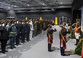 El homaneja a los guardias civiles fallecidos puso en pie a los centenares de asistentes al acto central por la patrona de la Benemérita, en el recinto ferial Luis Adaro, mientras sonaba el himno de la Guardia Civil.
