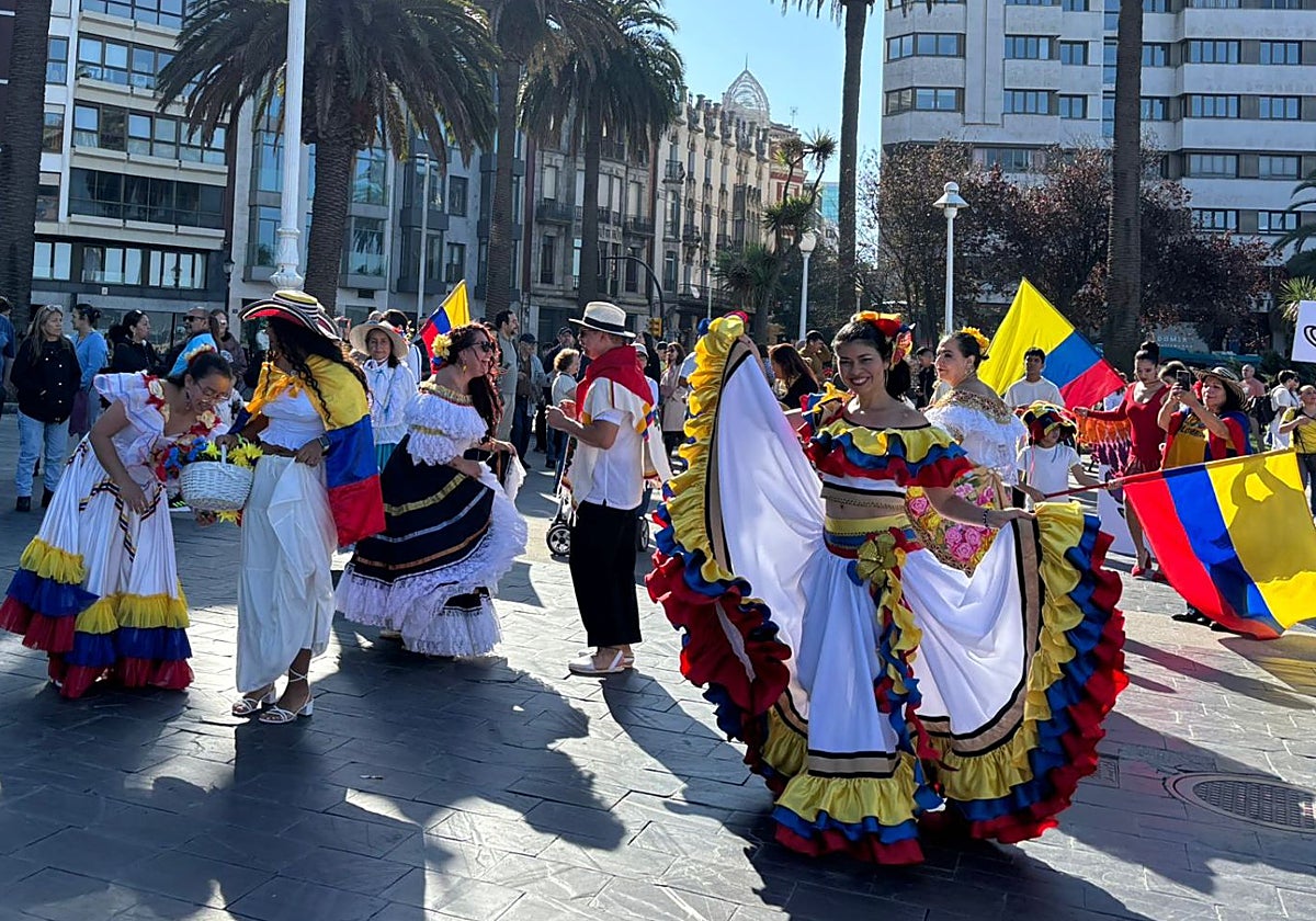 Uno de los grupos que participaron en la marcha, con trajes y banderas de Colombia.