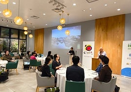 Lara Martínez, la viceconsejera de Turismo, en un momento de su charla en Osaka.