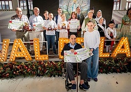 Los premiados del concurso de variedades de manzana del Festival, con el alcalde y concejales.