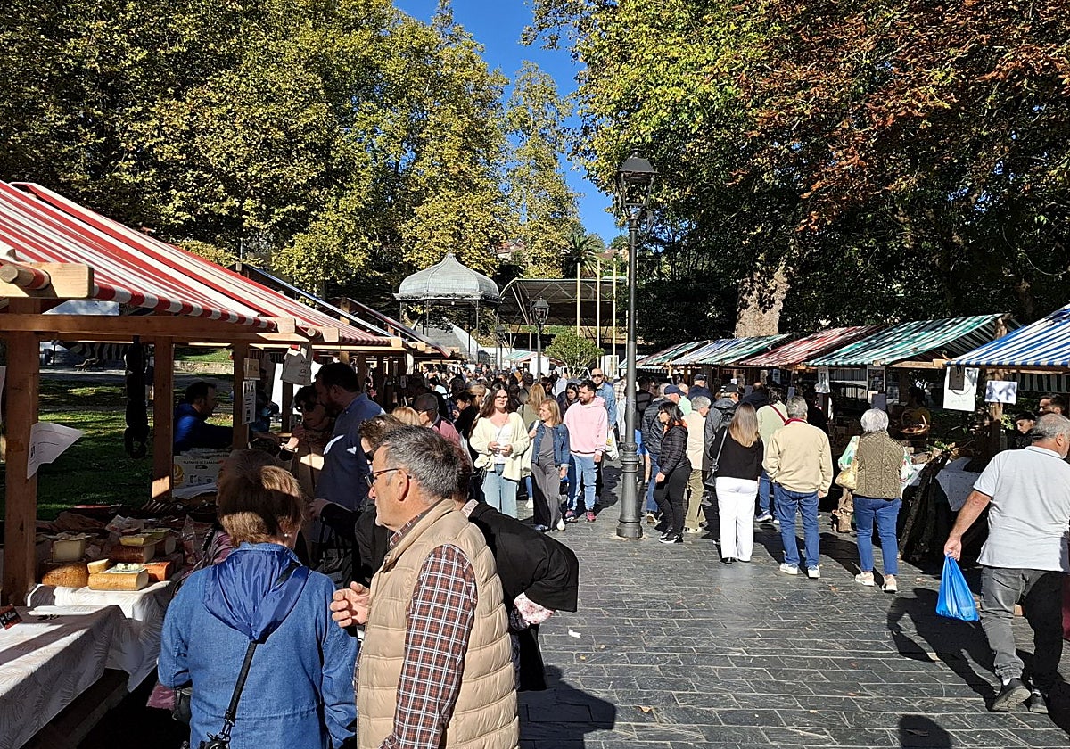 Mercadón de Otoño en el parque Manuel Pedregal, en la villa moscona