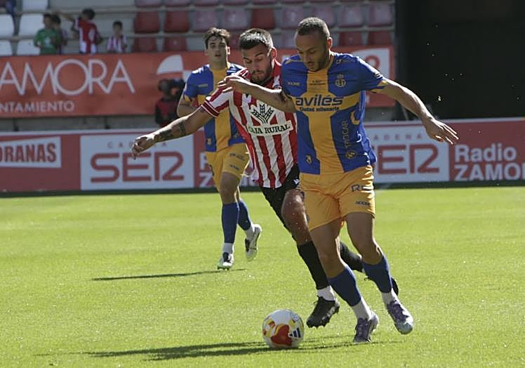Santamaría trata de superar en carrera a Mario García.