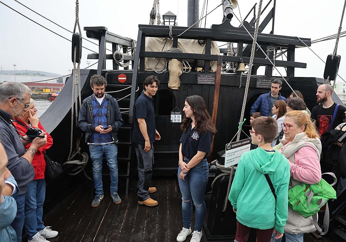 La tripulación recibió ayer a los visitantes en el muelle del Niemeyer.