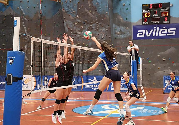 Sara Lebón ejecuta un remate en el partido de Curtidora Uniovi ante el Getxo.