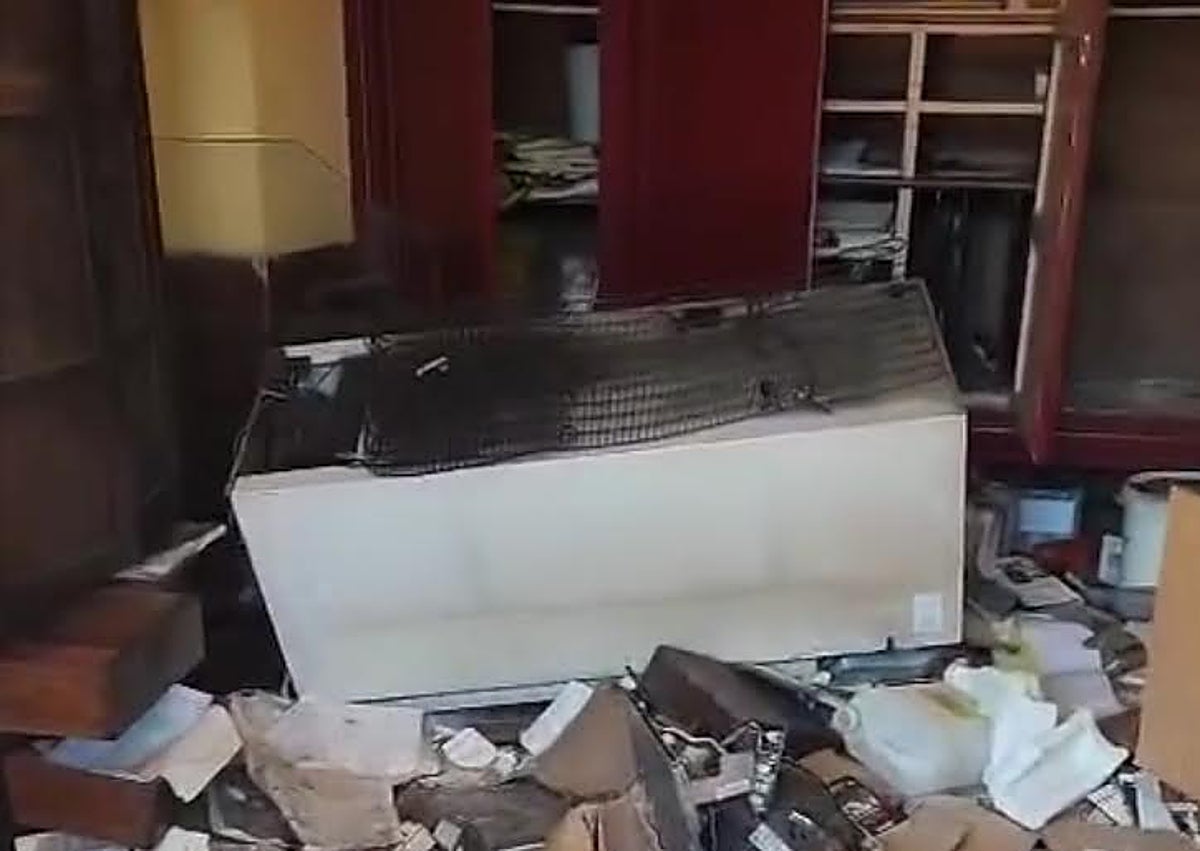 Imagen secundaria 1 - La vieja estación de Feve de La Felguera, sin seguridad, es pasto del vandalismo