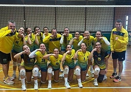 Jugadoras y técnicos del Fertiberia Los Campos celebran con el gesto de 'morder' su triunfo en Oleiros.