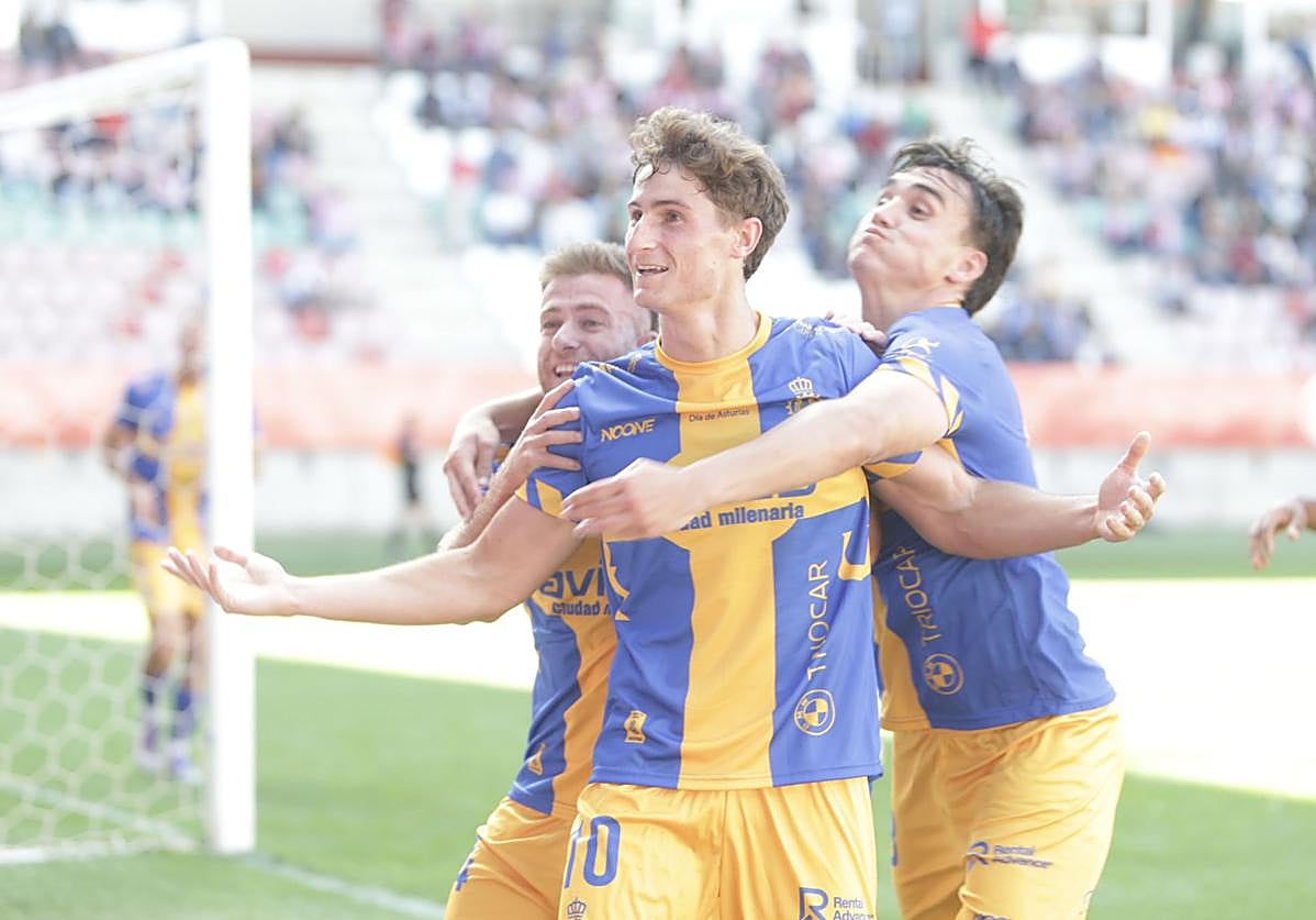 Álvaro Gete y Berto Cayarga celebran con Javi Cueto el 2-3 marcado por el ovetense en Zamora.