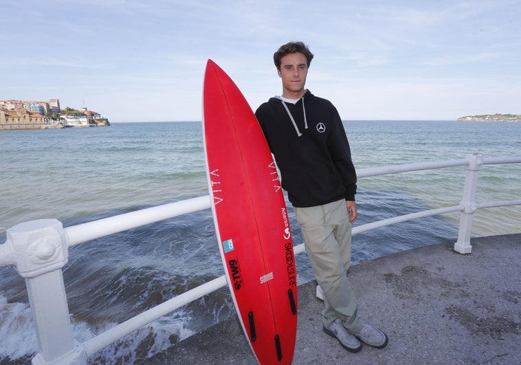 El surfista Mateo Vázquez, en la cresta de la ola