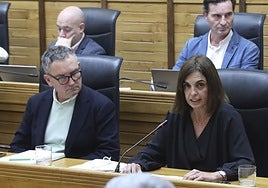 Los concejales Gilberto Villoria (Infraestructuras) y María Mitre (Hacienda), en un Pleno municipal.