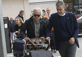 Jesús Martínez llega al aeropuerto de Asturias, acompañado del presidente del Real Oviedo Martín Peláez.