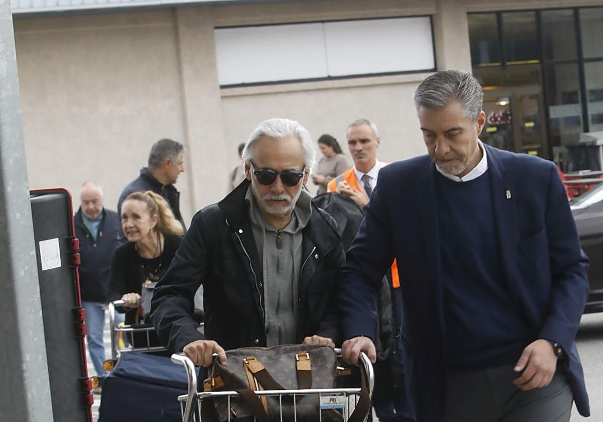 Jesús Martínez llega al aeropuerto de Asturias, acompañado del presidente del Real Oviedo Martín Peláez.