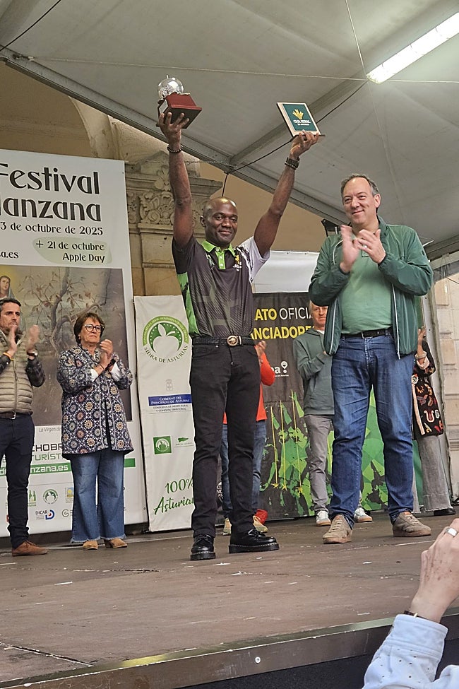 El ganador Salvador Ondó con el alcalde de Villaviciosa, Alejandro Vega.