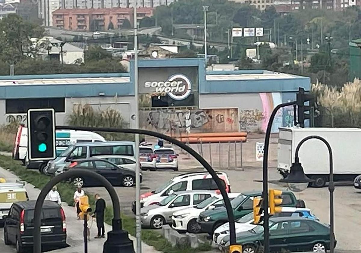 La Policía Local en las inmediaciones del Soccer World.