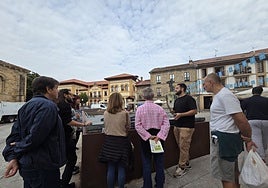 El grupo que participó en la visita ante la maqueta que recrea la Villaviciosa antigua y ante la estatua de 'La manzanera'.