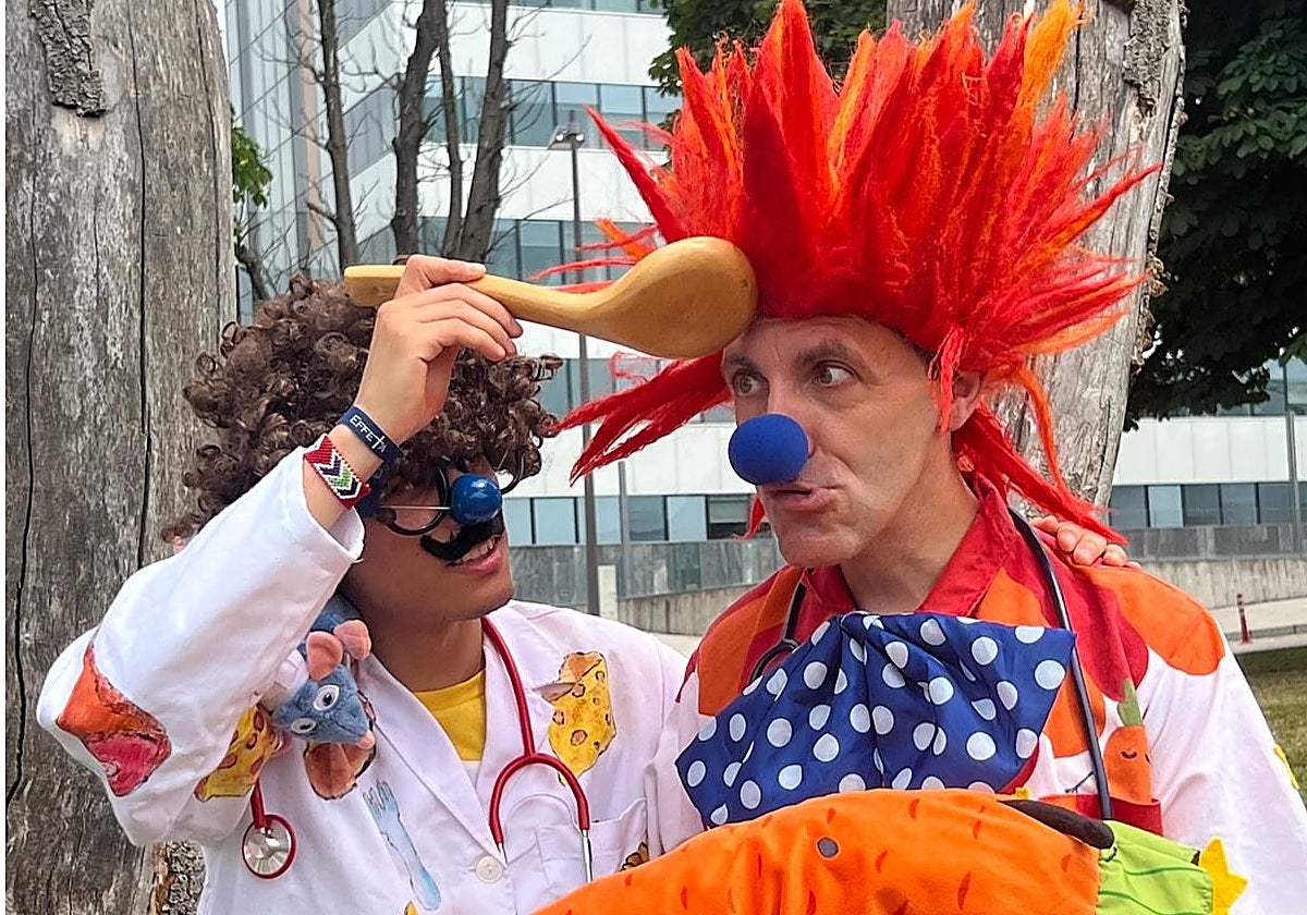 El 'Doctor Zanahorio', Javier Álvarez, con su hijo Frank, conocido como el 'Doctor Cachopo'.