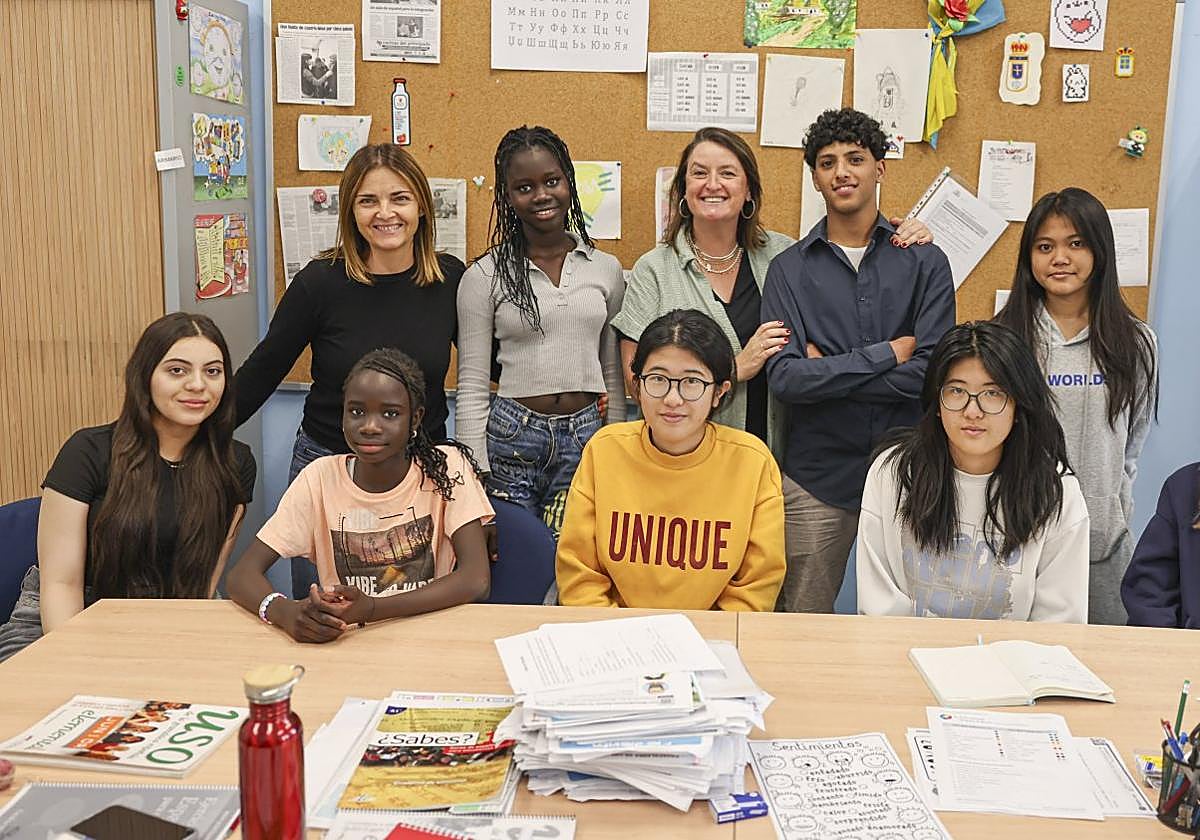 De pie, Esther Fernández, primera por la izquierda, y Lucía Díaz, en el centro, son las profesoras de las Aulas de Inmersión.